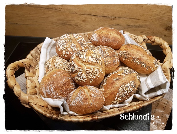 Dinkel-Chia-Brötchen